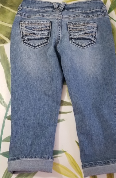 Cropped Distressed Jean's - Picture 7 of 8